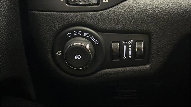Used 2020 Jeep Cherokee Trailhawk AWD/4WD image 30