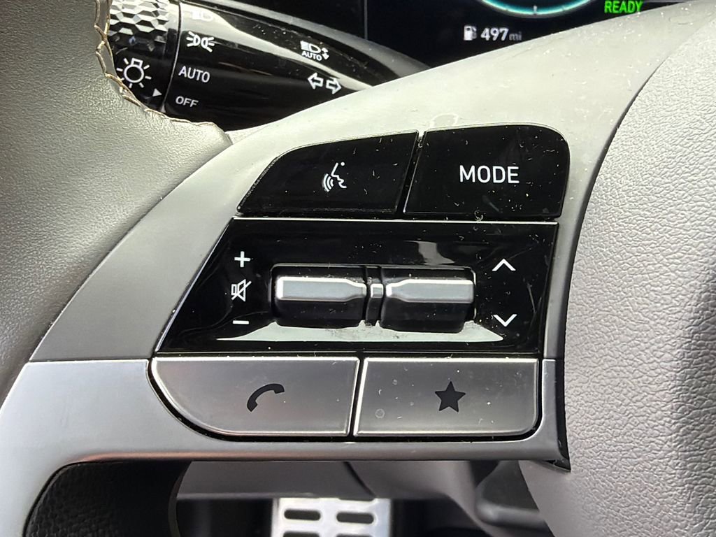 Used 2025 Hyundai Elantra SEL image 25