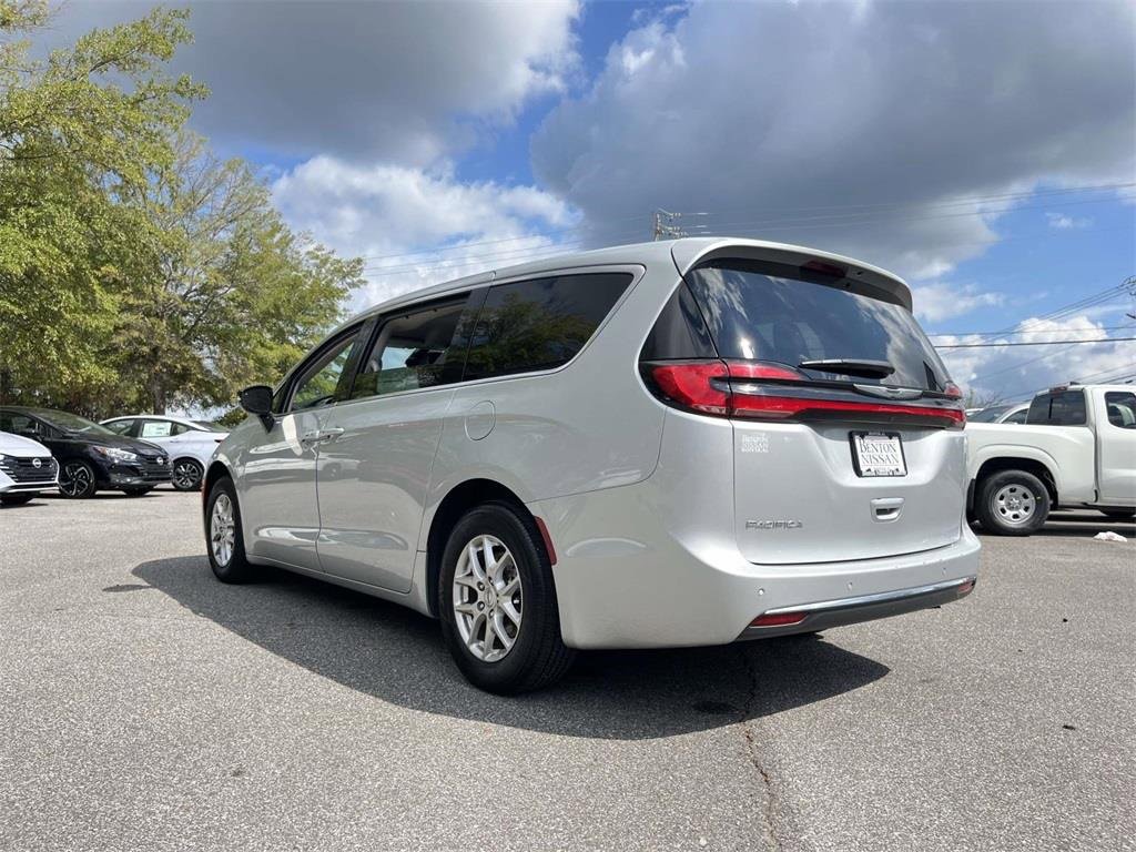Used 2024 Chrysler Pacifica Touring-L image 4