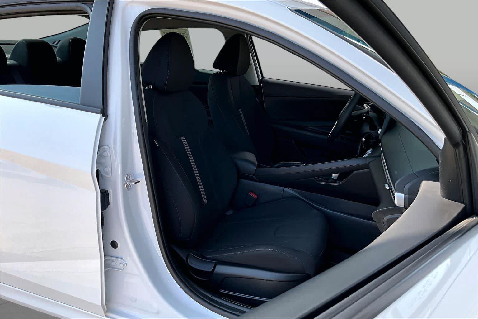Used 2026 Hyundai Elantra SE FWD image 9