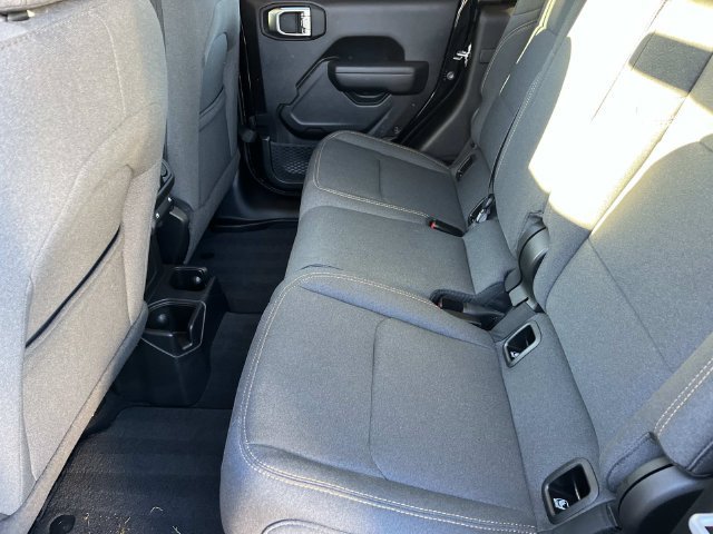 Used 2025 Jeep Gladiator Mojave AWD/4WD image 19