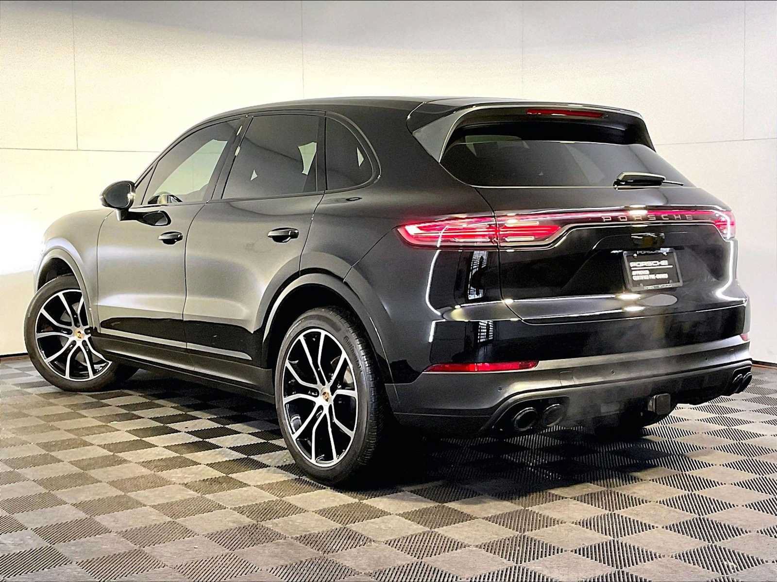 Certified 2023 Porsche Cayenne Platinum Edition AWD/4WD image 3