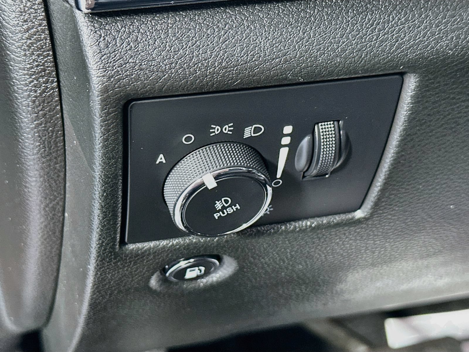 Used 2021 Jeep Grand Cherokee Limited AWD/4WD image 10
