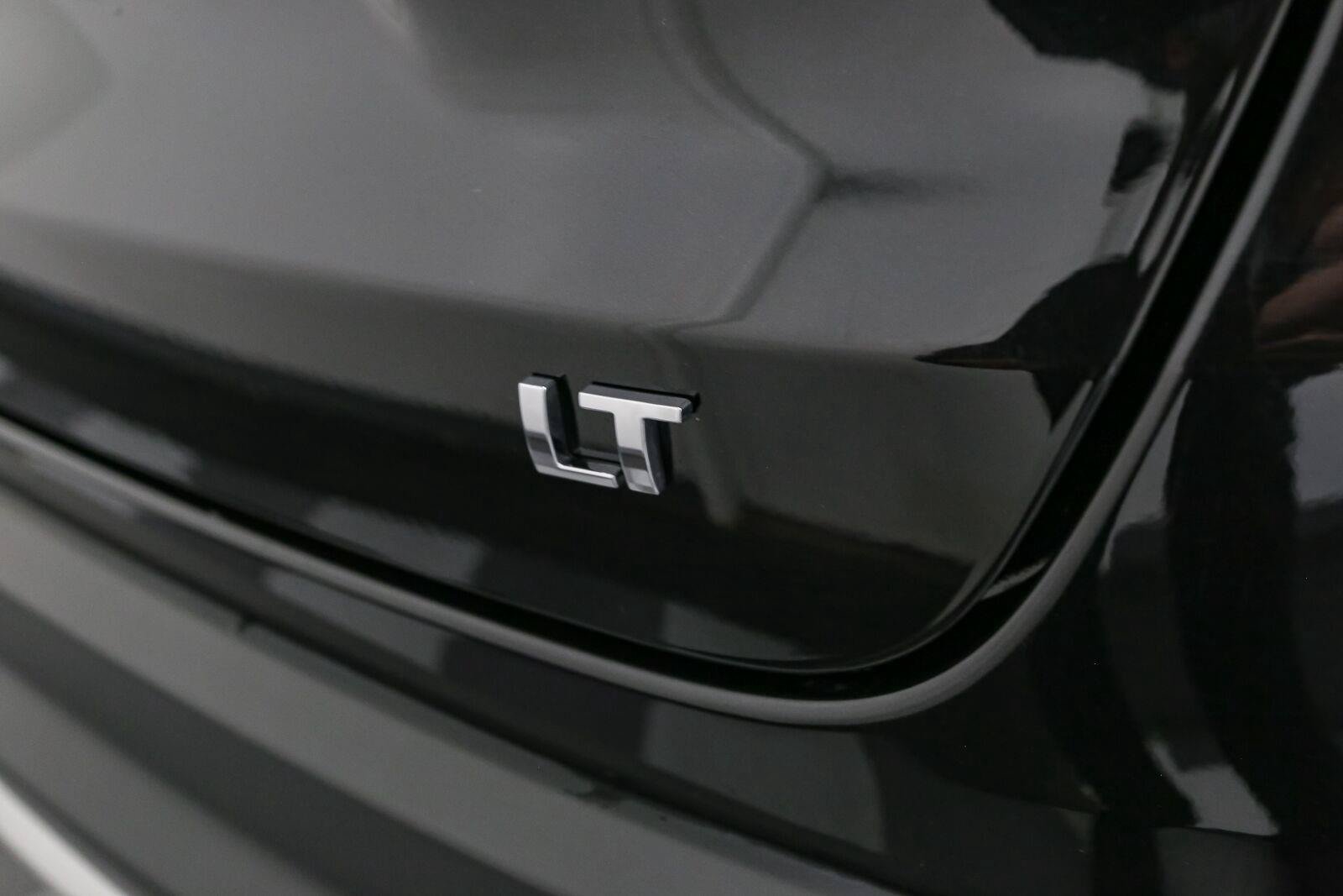 Used 2025 Chevrolet Trax LT FWD image 11