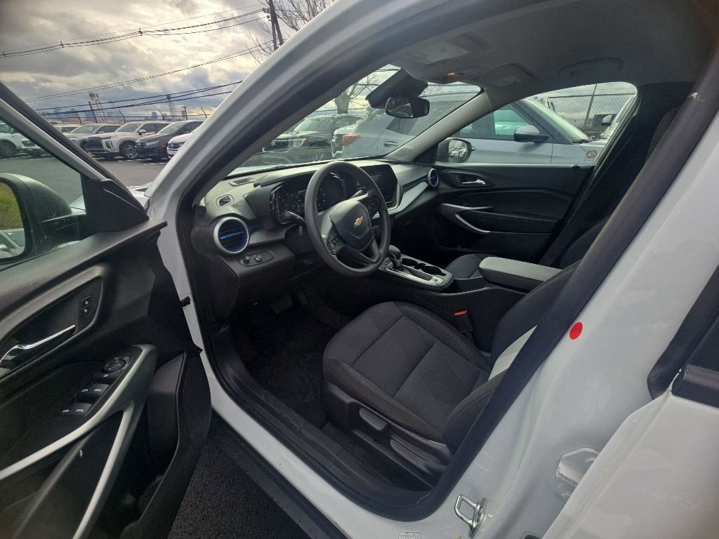 Used 2025 Chevrolet Trax LS FWD image 7