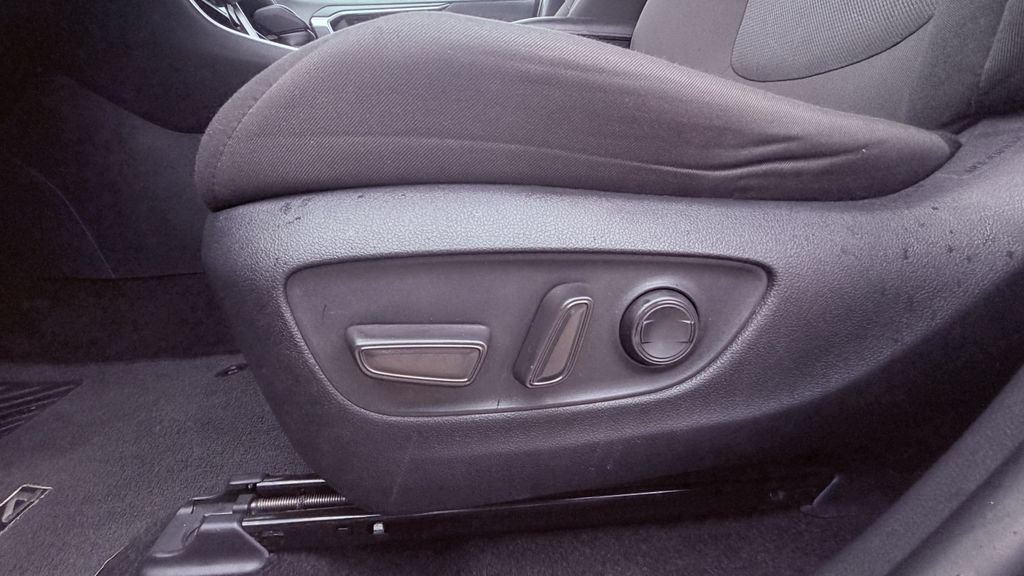 Used 2025 Toyota RAV4 XLE FWD image 26