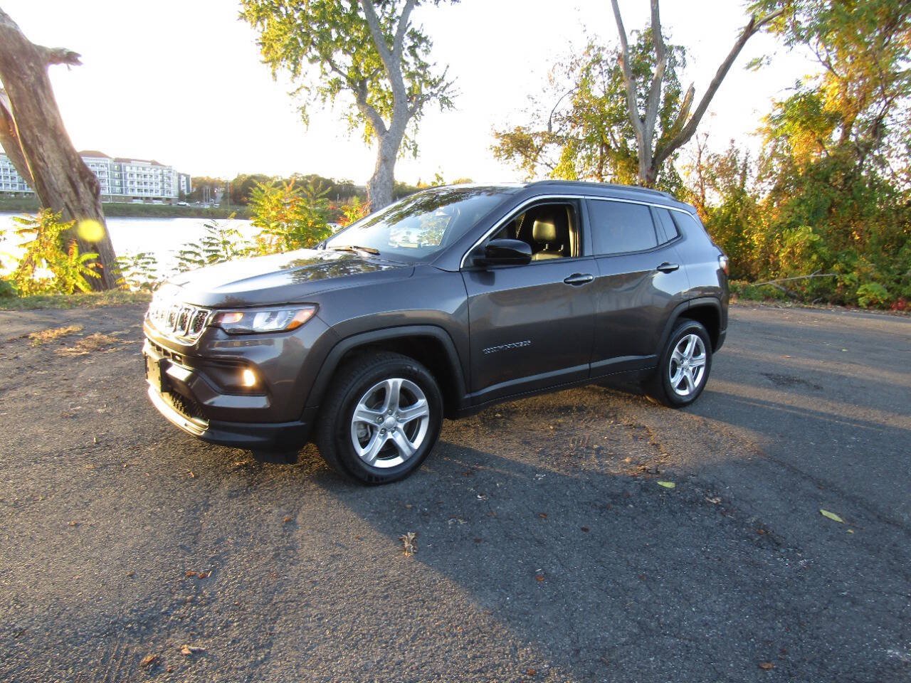 Used 2024 Jeep Compass Latitude AWD/4WD image 2