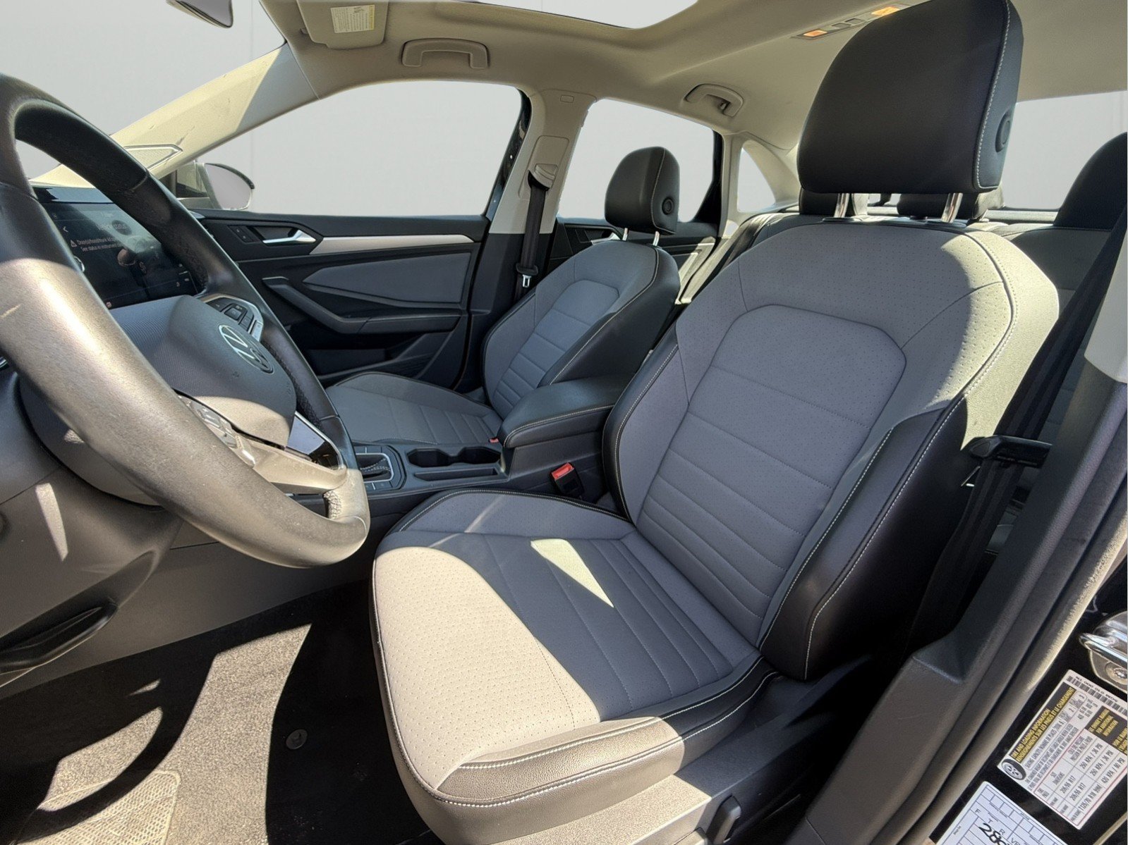 Used 2025 Volkswagen Jetta SE FWD image 9