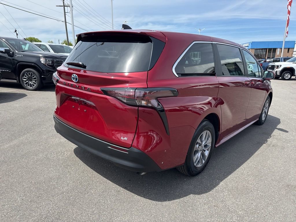 Used 2025 Toyota Sienna LE FWD image 5