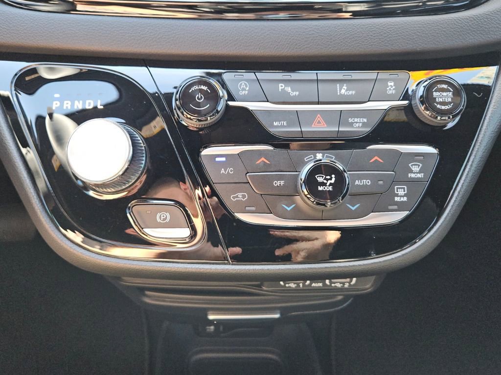 Used 2025 Chrysler Voyager LX image 19