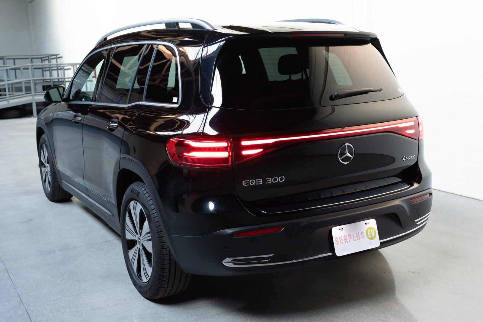 Used 2024 Mercedes-Benz EQB 300 4MATIC image 2