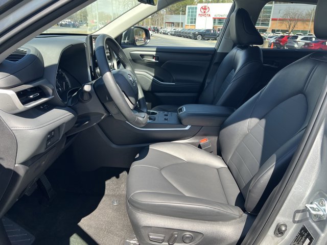 Certified 2025 Toyota Highlander XLE image 10