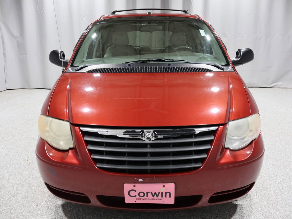 Used 2007 Chrysler Town & Country Touring image 9