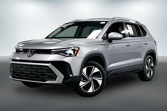 Used 2025 Volkswagen Taos SE AWD/4WD image 3
