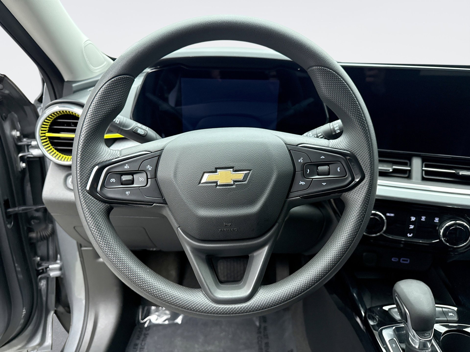 Used 2024 Chevrolet Trax LT w/ Sunroof Package image 12
