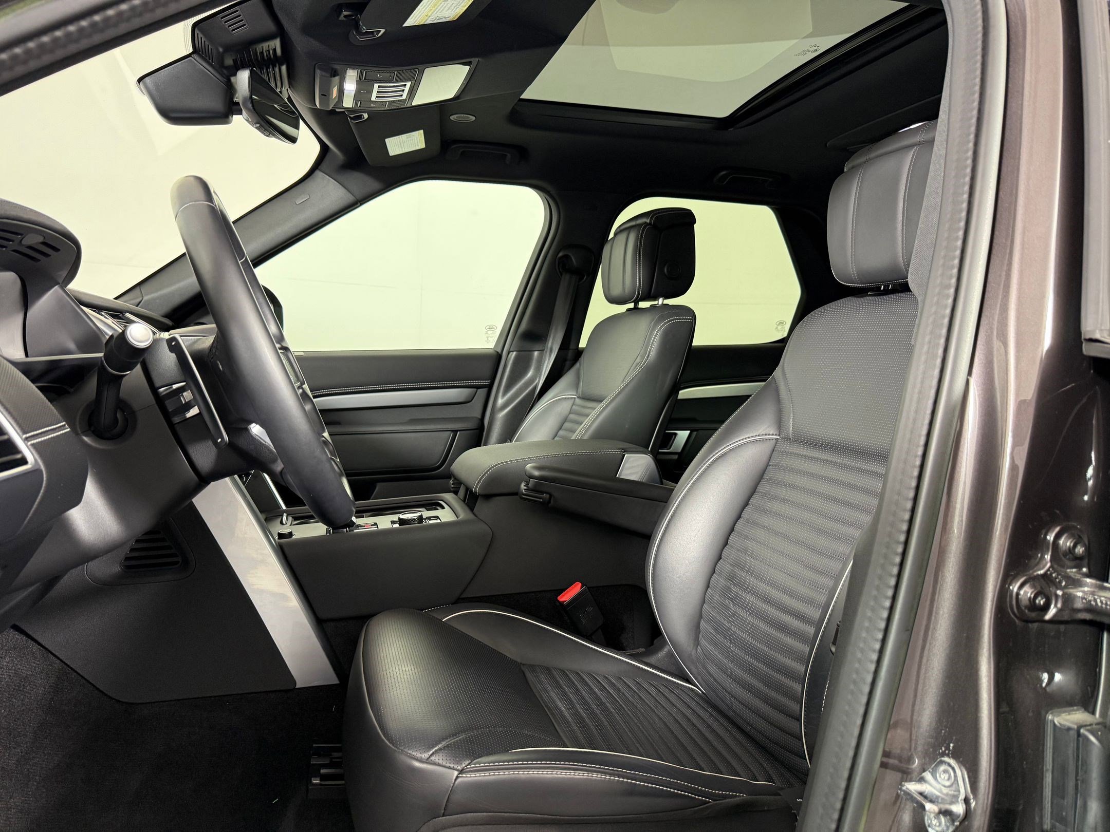Used 2023 Land Rover Discovery S R-Dynamic image 4