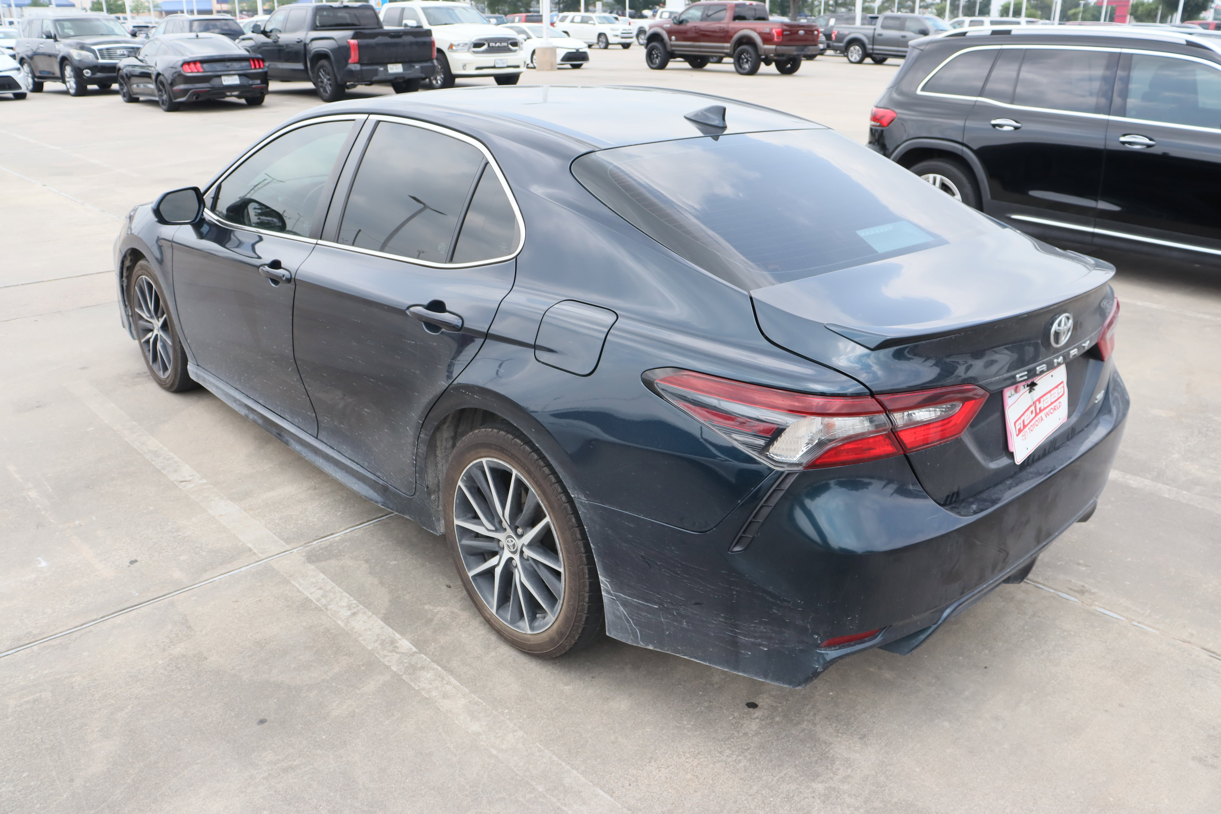 Used 2021 Toyota Camry SE FWD image 8