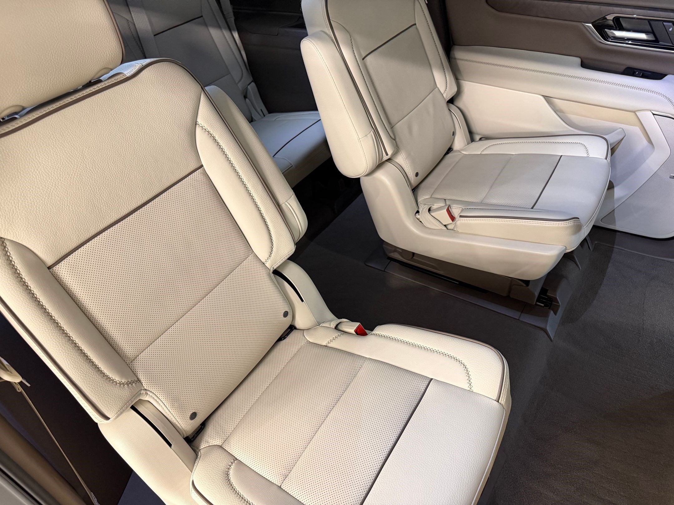 Used 2025 GMC Yukon XL Denali AWD/4WD image 43