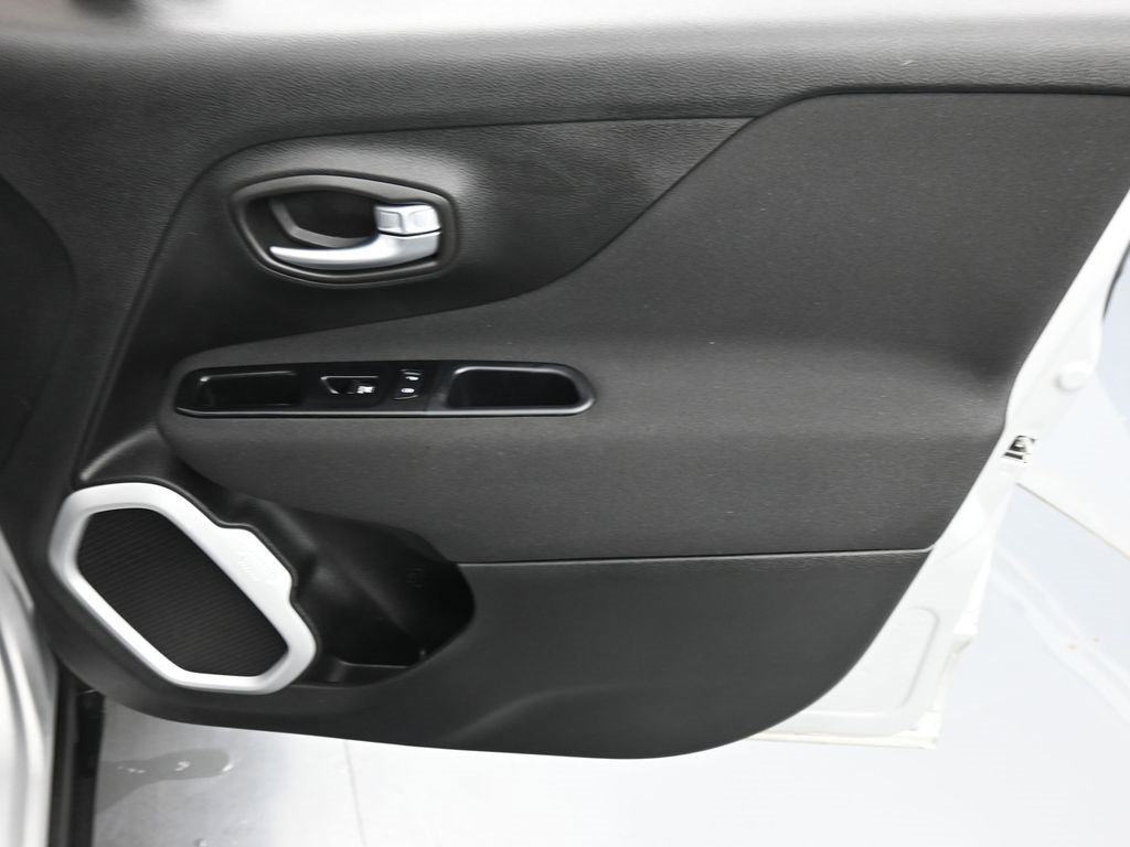 Certified 2020 Jeep Renegade Latitude w/ Cold Weather Group image 18