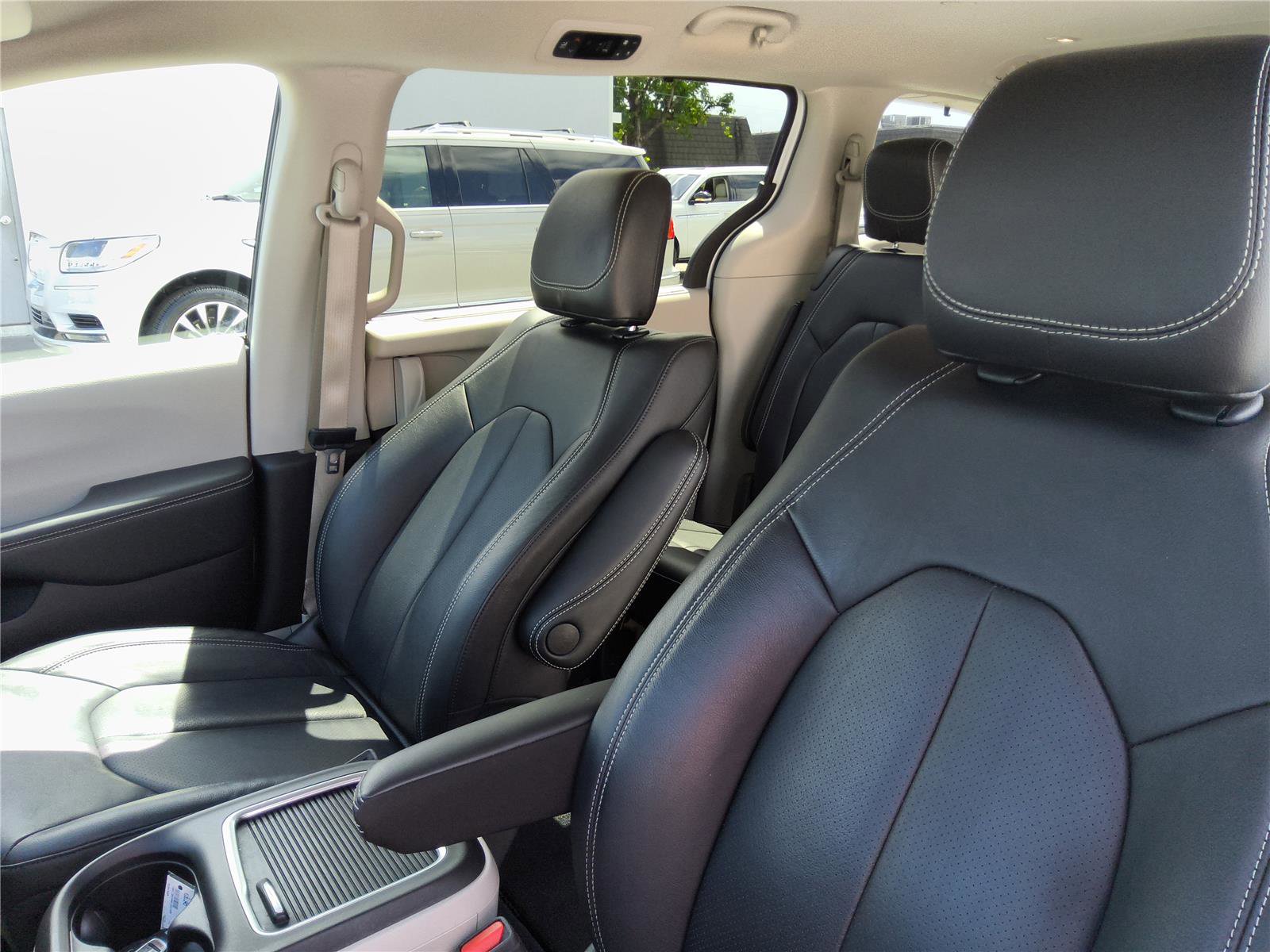 Used 2022 Chrysler Pacifica Touring-L image 17