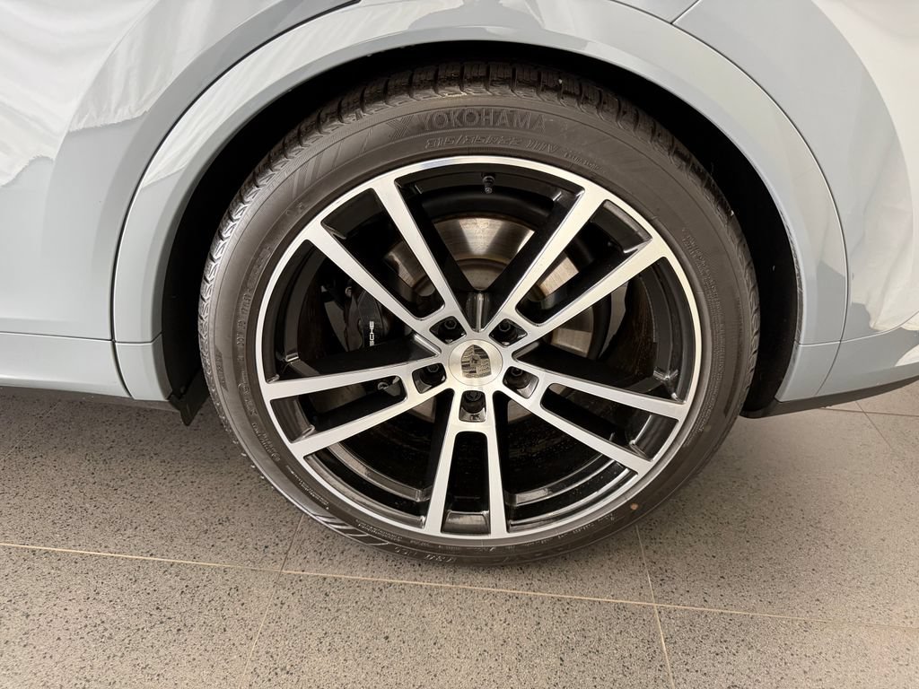 Certified 2025 Porsche Cayenne Turbo AWD/4WD image 11