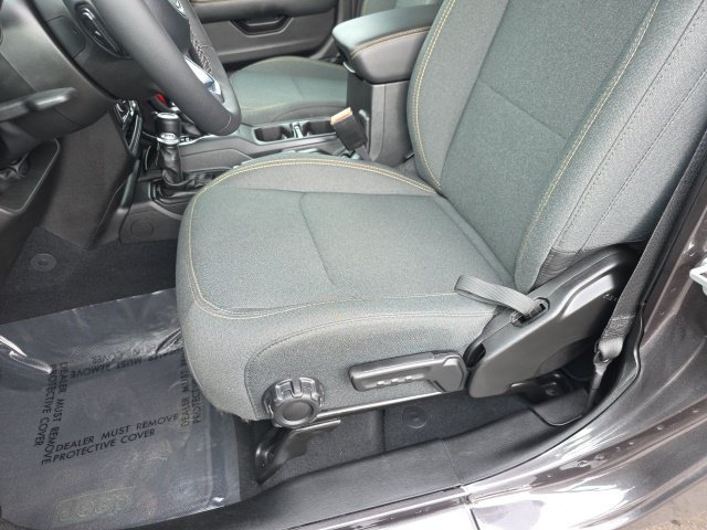 Used 2025 Jeep Wrangler Unlimited Sahara w/ Safety Group AWD/4WD image 19