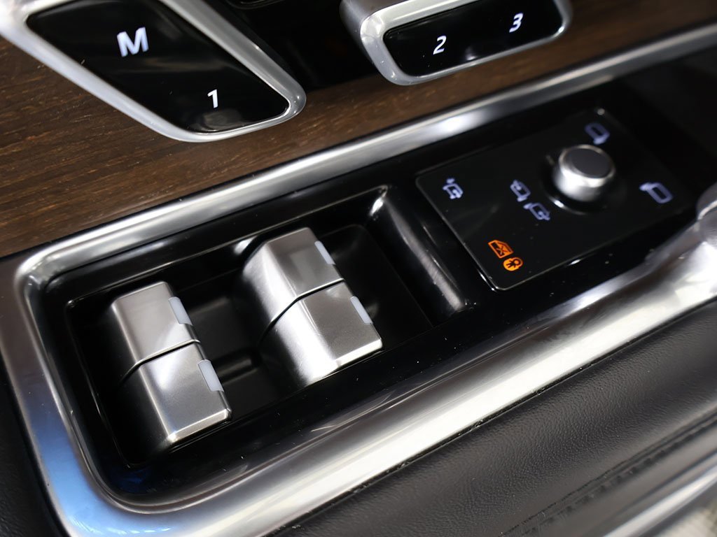 Used 2023 Land Rover Range Rover Long Wheelbase SE image 45