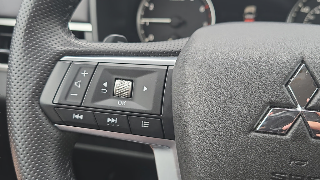 Used 2025 Mitsubishi Outlander SE FWD image 23