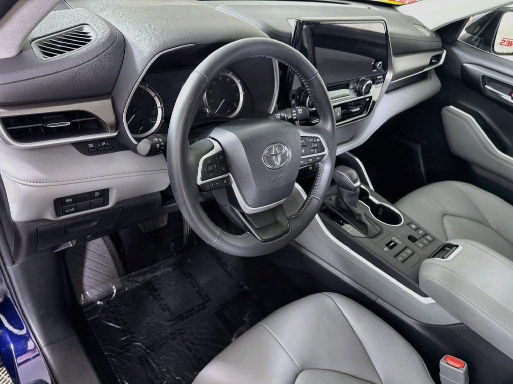 Used 2025 Toyota Highlander XLE AWD/4WD image 19