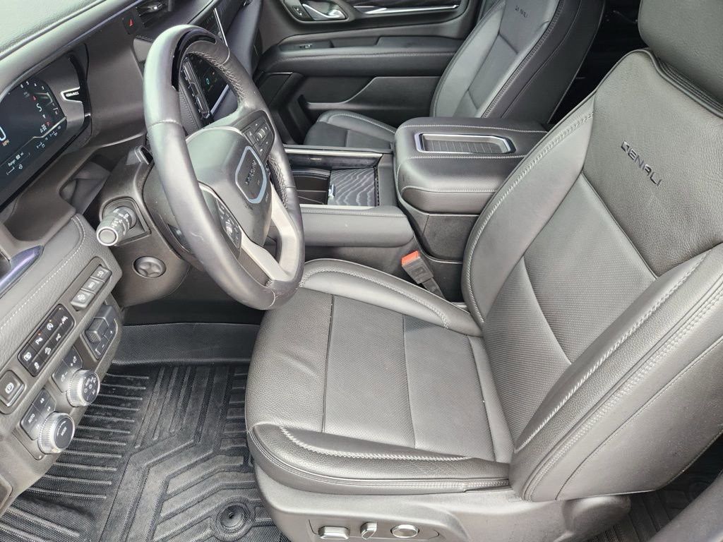 Used 2024 GMC Yukon Denali w/ Advanced Technology Package AWD/4WD image 3