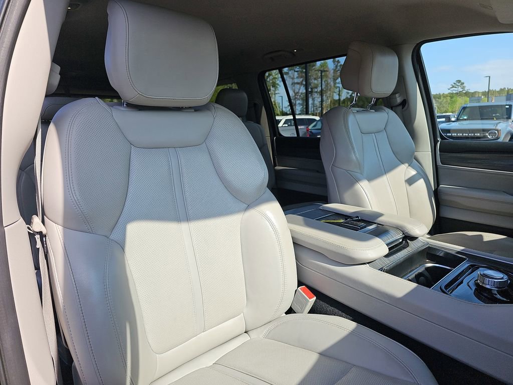 Used 2023 Jeep Wagoneer L Series III image 13