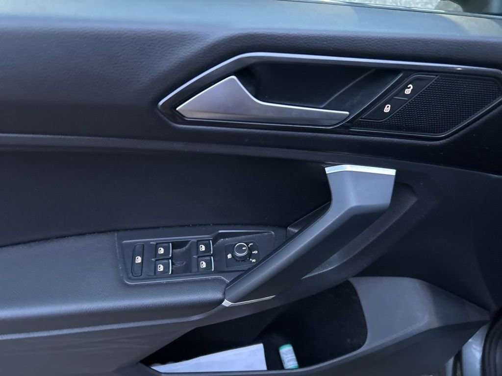 Used 2018 Volkswagen Tiguan SE w/ Panoramic Sunroof Package image 10