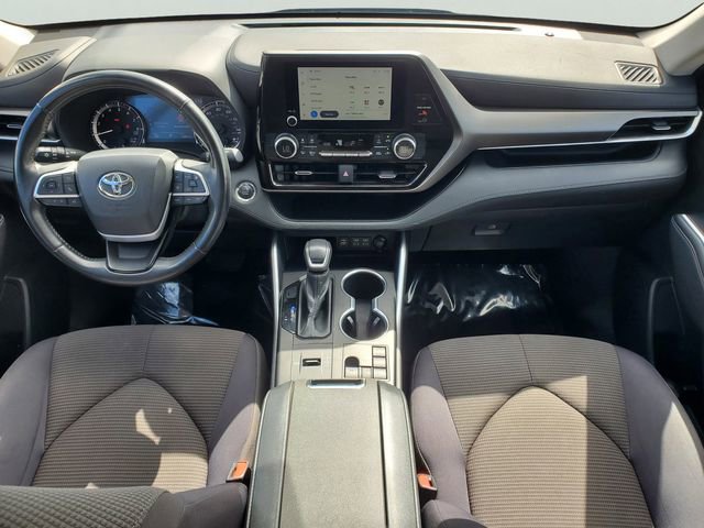 Used 2023 Toyota Highlander LE FWD image 19