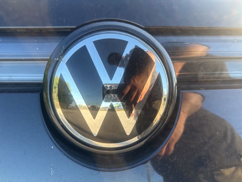 Used 2025 Volkswagen Tiguan SE FWD image 2