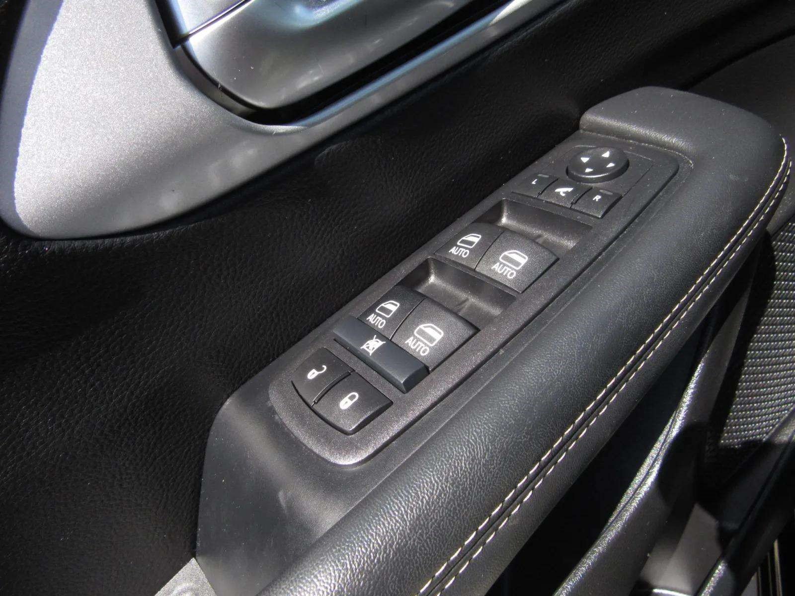 Used 2025 Chrysler Pacifica Limited FWD image 23