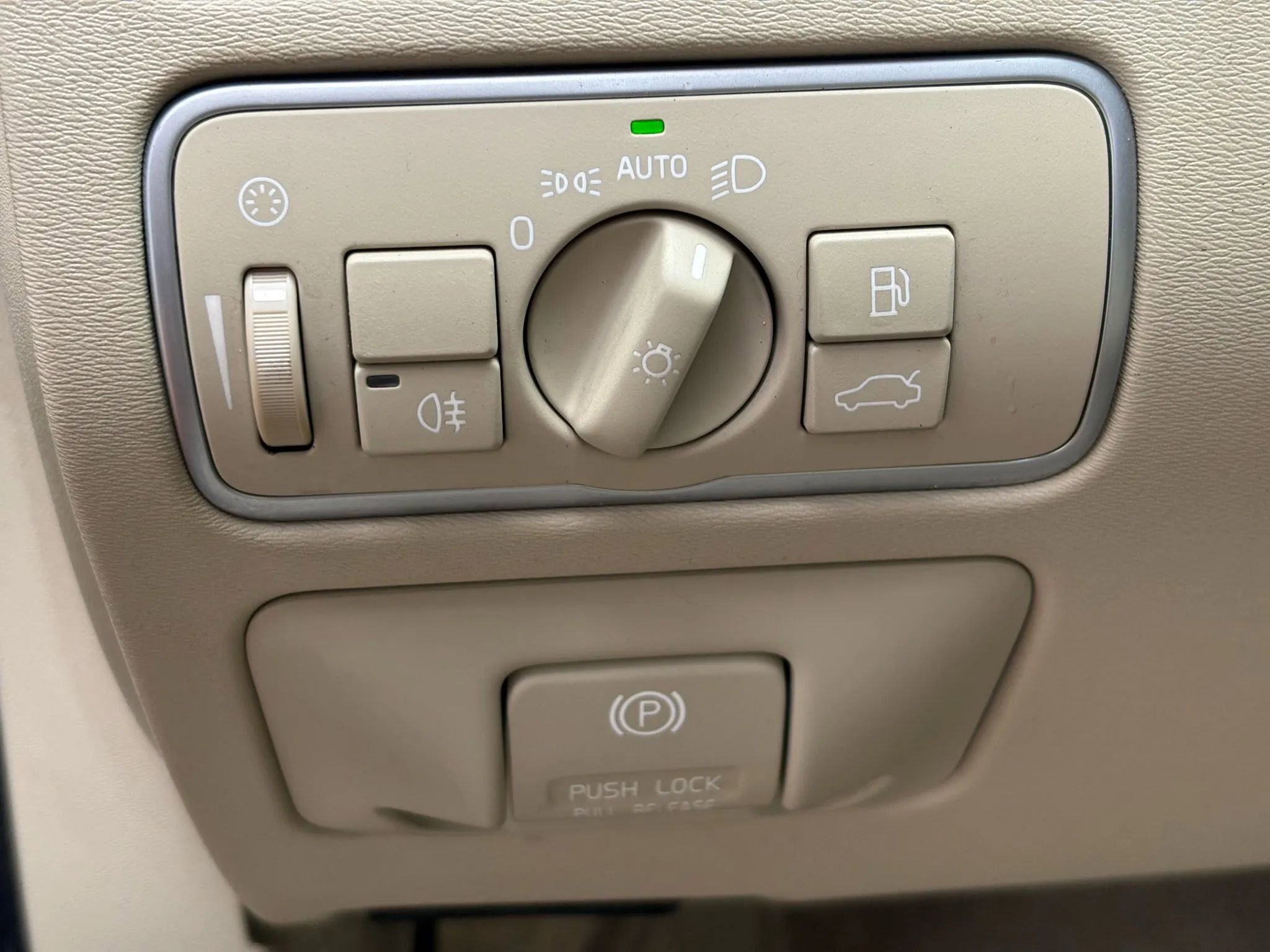 Used 2015 Volvo XC70 3.2 Premier image 12