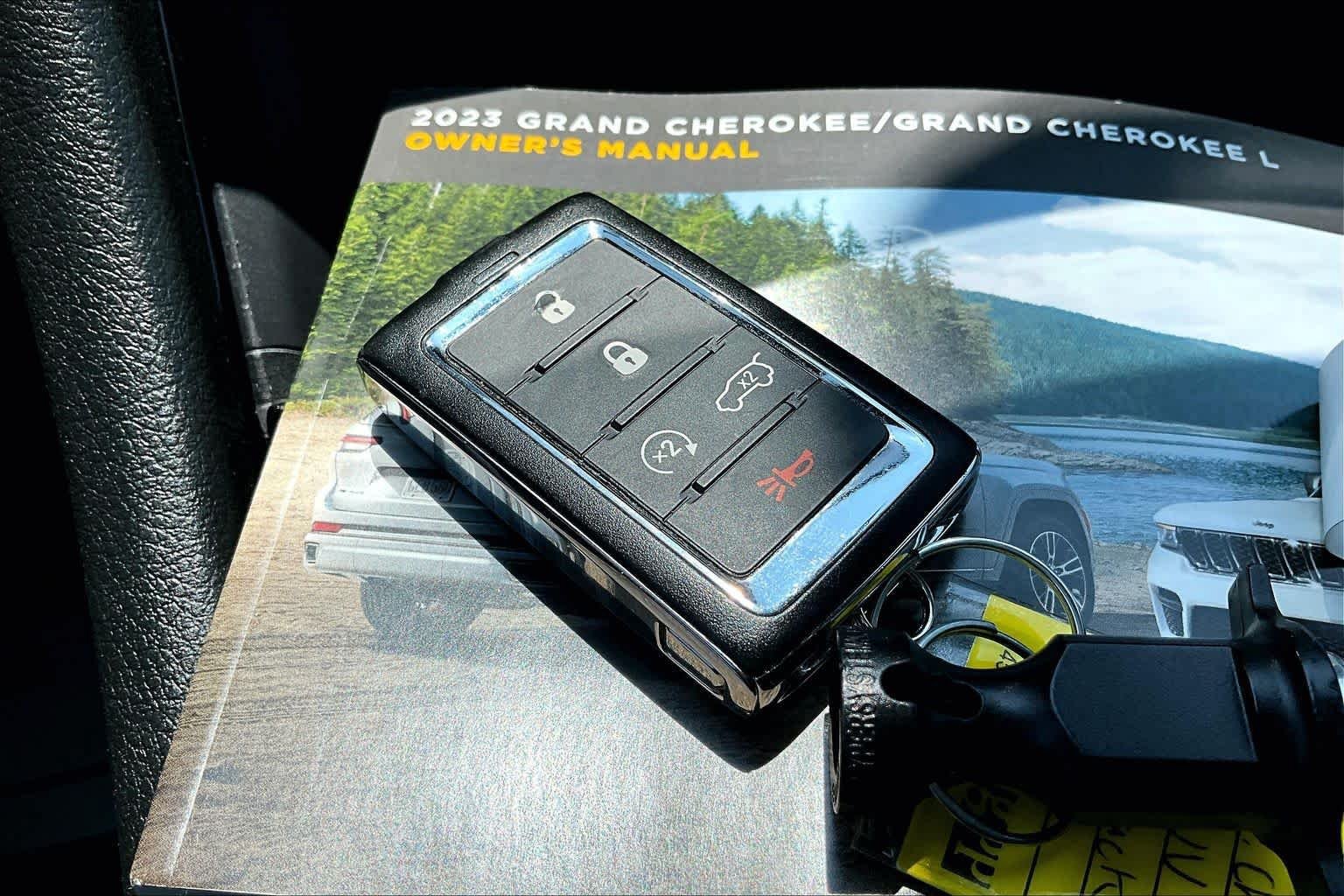 Used 2023 Jeep Grand Cherokee Altitude AWD/4WD image 15