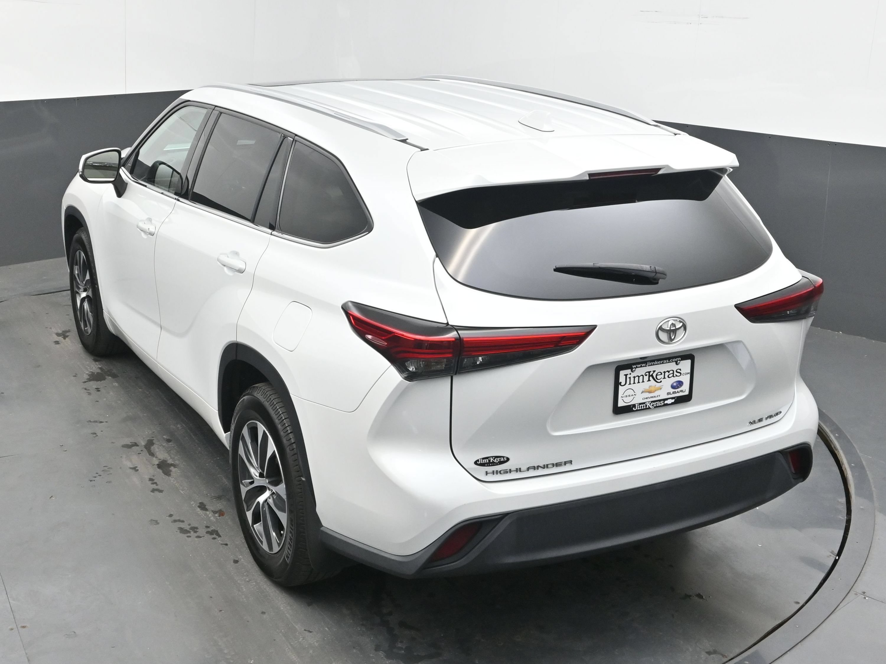 Used 2022 Toyota Highlander XLE AWD/4WD image 36