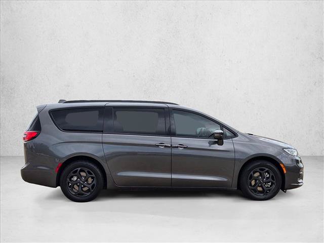 Used 2021 Chrysler Pacifica Limited w/ Uconnect Theater Family Group FWD image 4