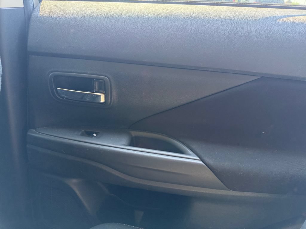 Used 2017 Mitsubishi Outlander SE FWD image 33