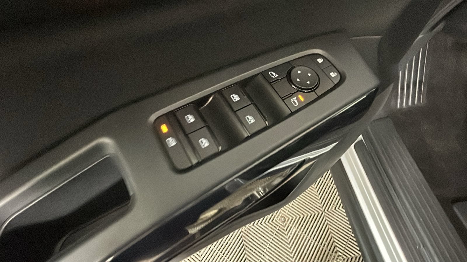 Used 2025 Nissan Pathfinder SV AWD/4WD image 12
