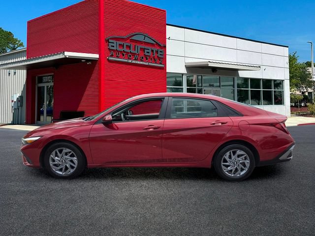 Used 2024 Hyundai Elantra SEL FWD image 2