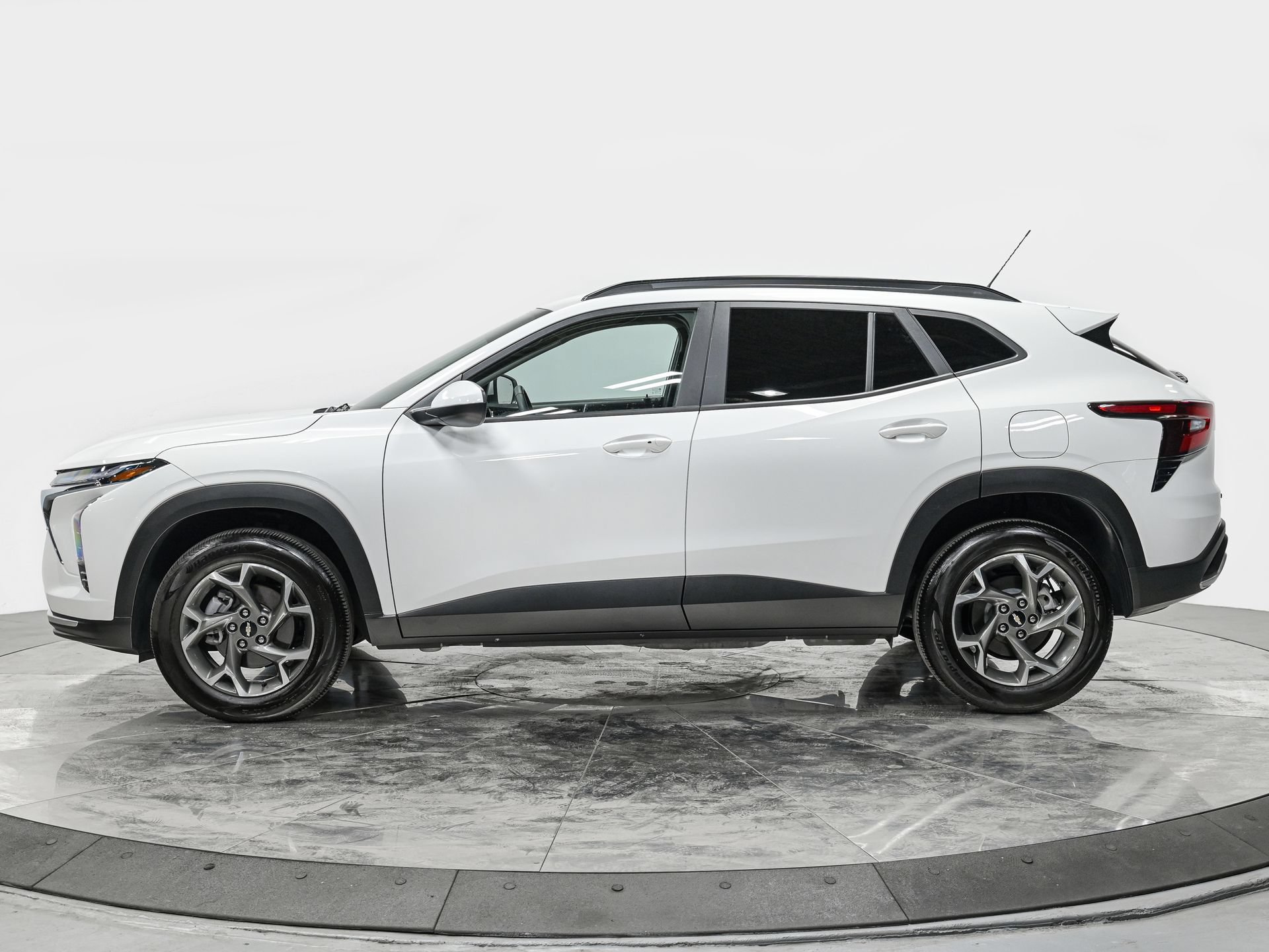 Used 2024 Chevrolet Trax LT FWD image 2
