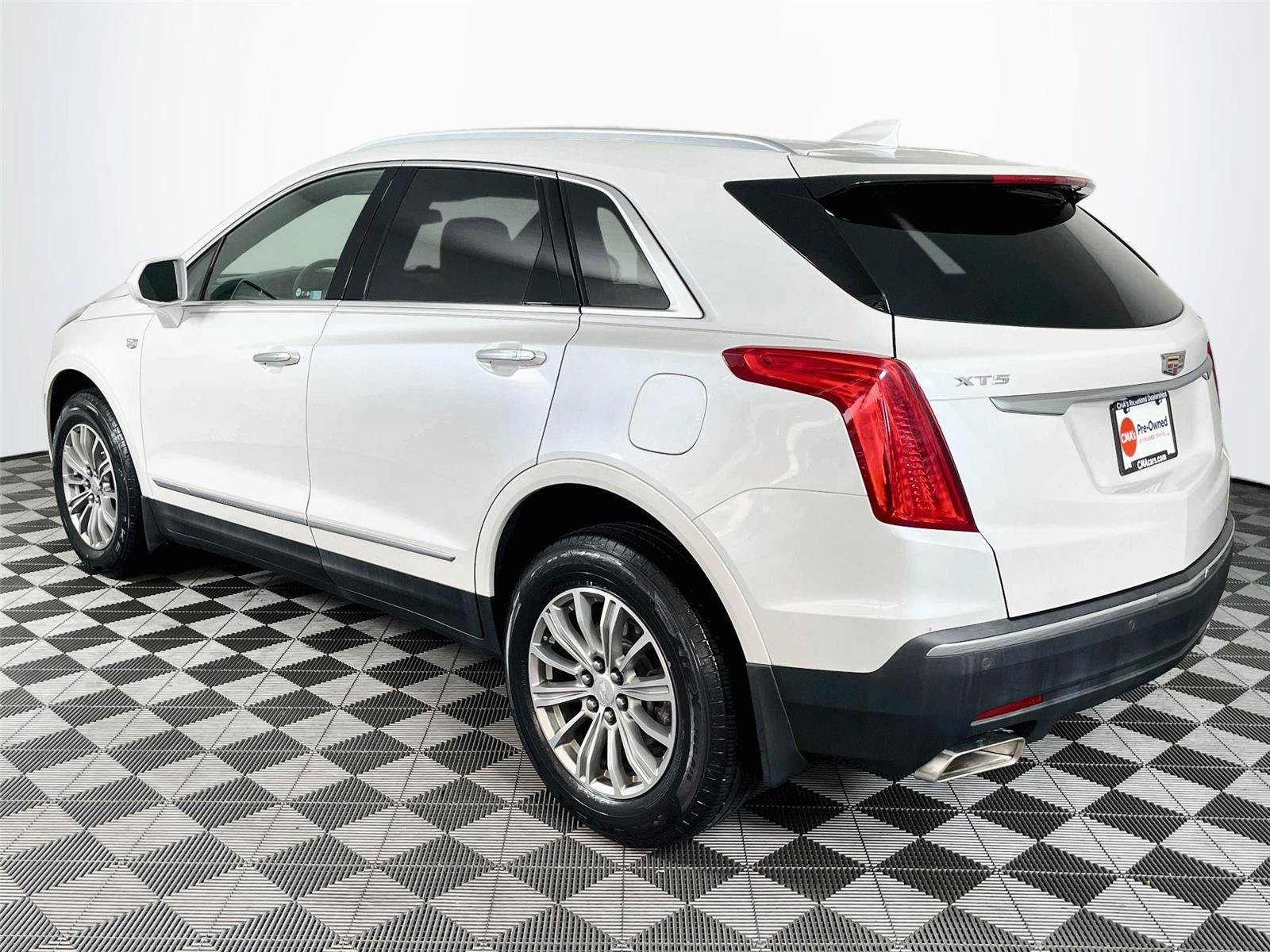 Used 2018 Cadillac XT5 Luxury w/ Driver Awareness Package FWD image 6