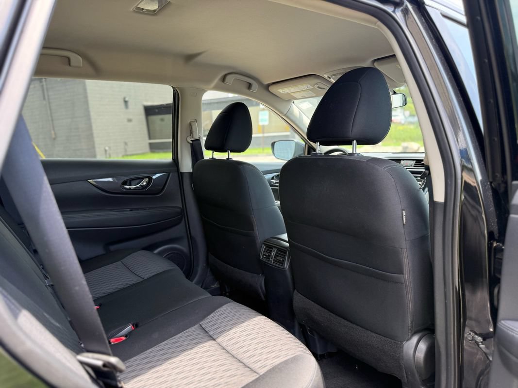 Used 2017 Nissan Rogue SV AWD/4WD image 18