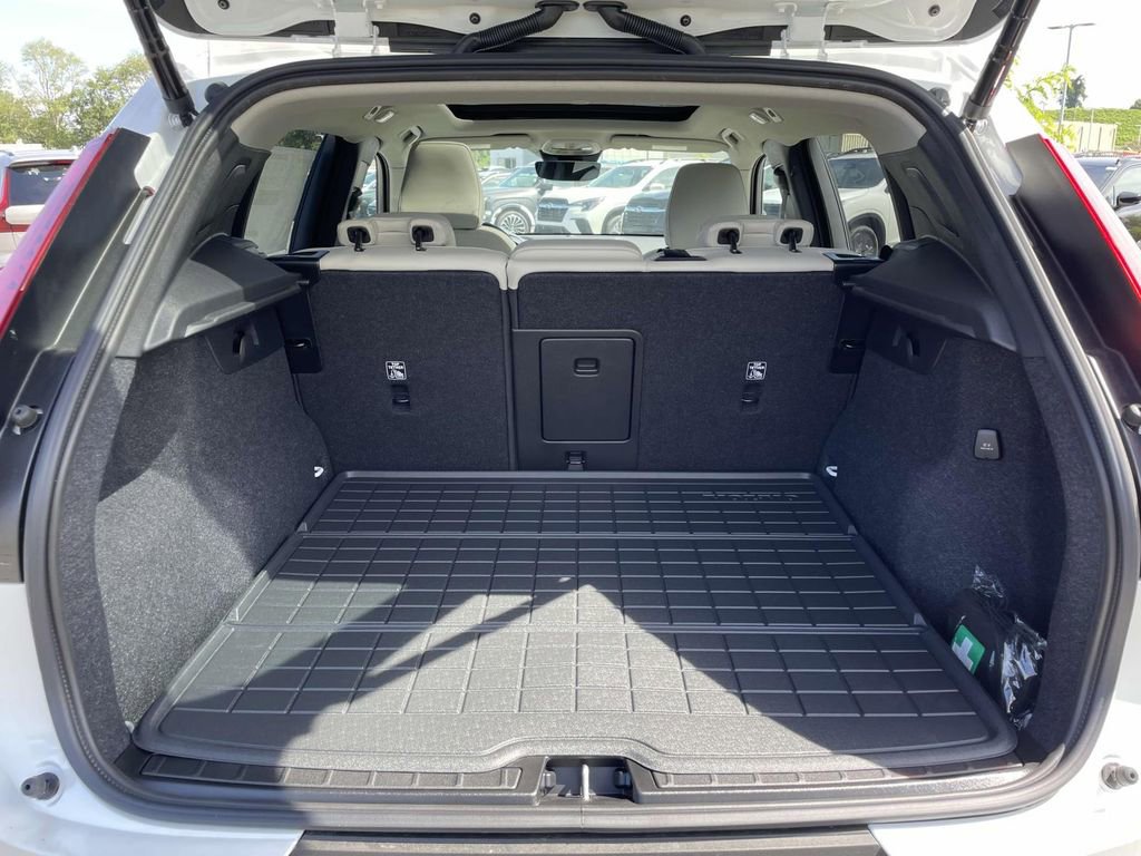 New 2026 Volvo XC40 B5 Plus w/ Protection Package Premier image 32