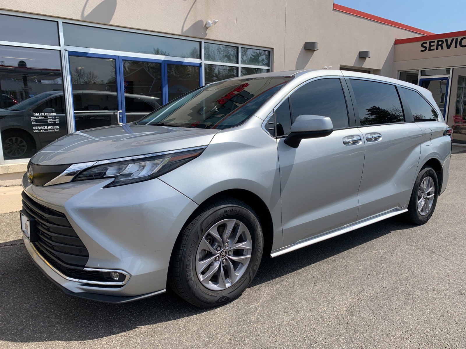 Used 2022 Toyota Sienna XLE AWD/4WD image 1