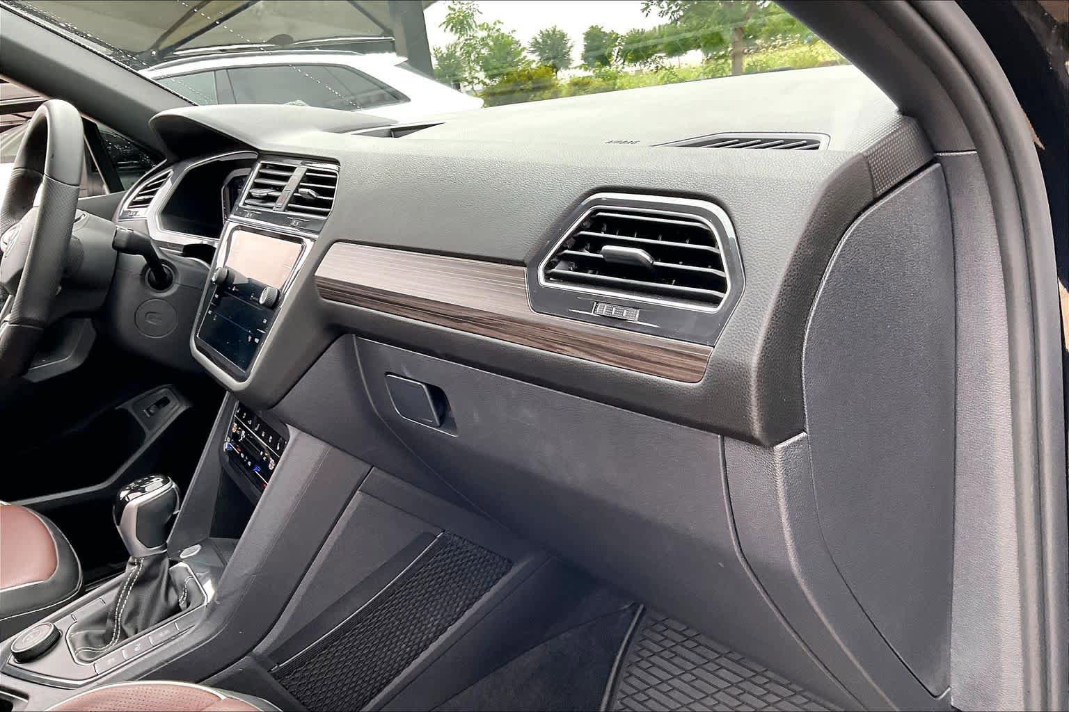 Used 2022 Volkswagen Tiguan SEL R-Line AWD/4WD image 19