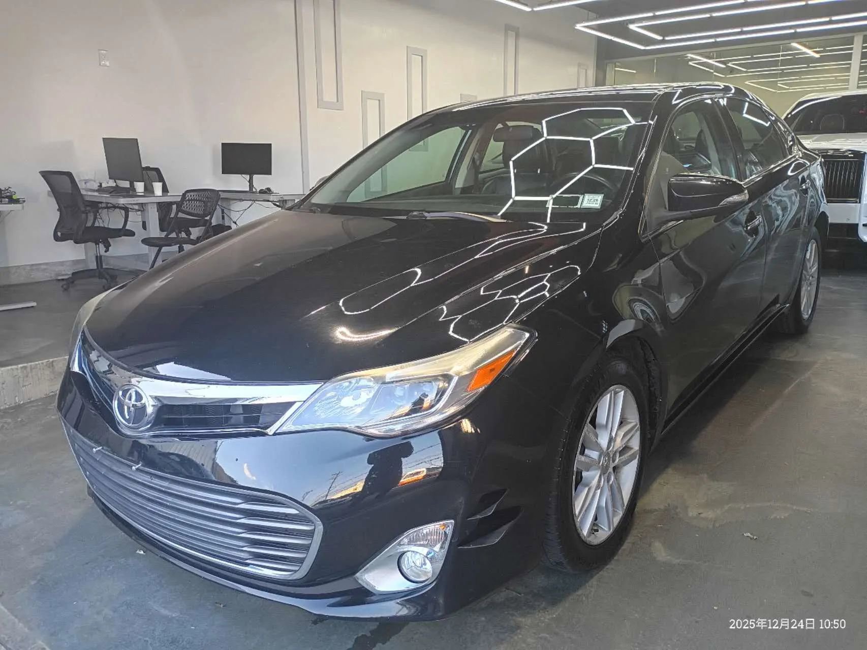 Used 2015 Toyota Avalon XLE image 2