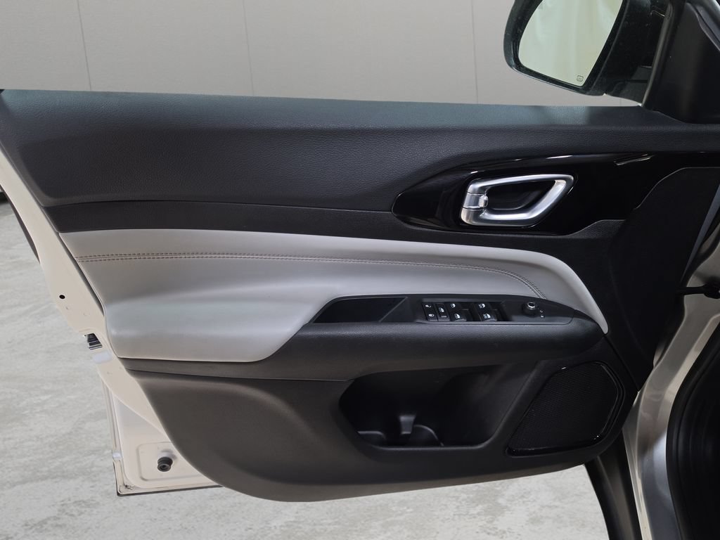Certified 2025 Jeep Compass Limited AWD/4WD image 13